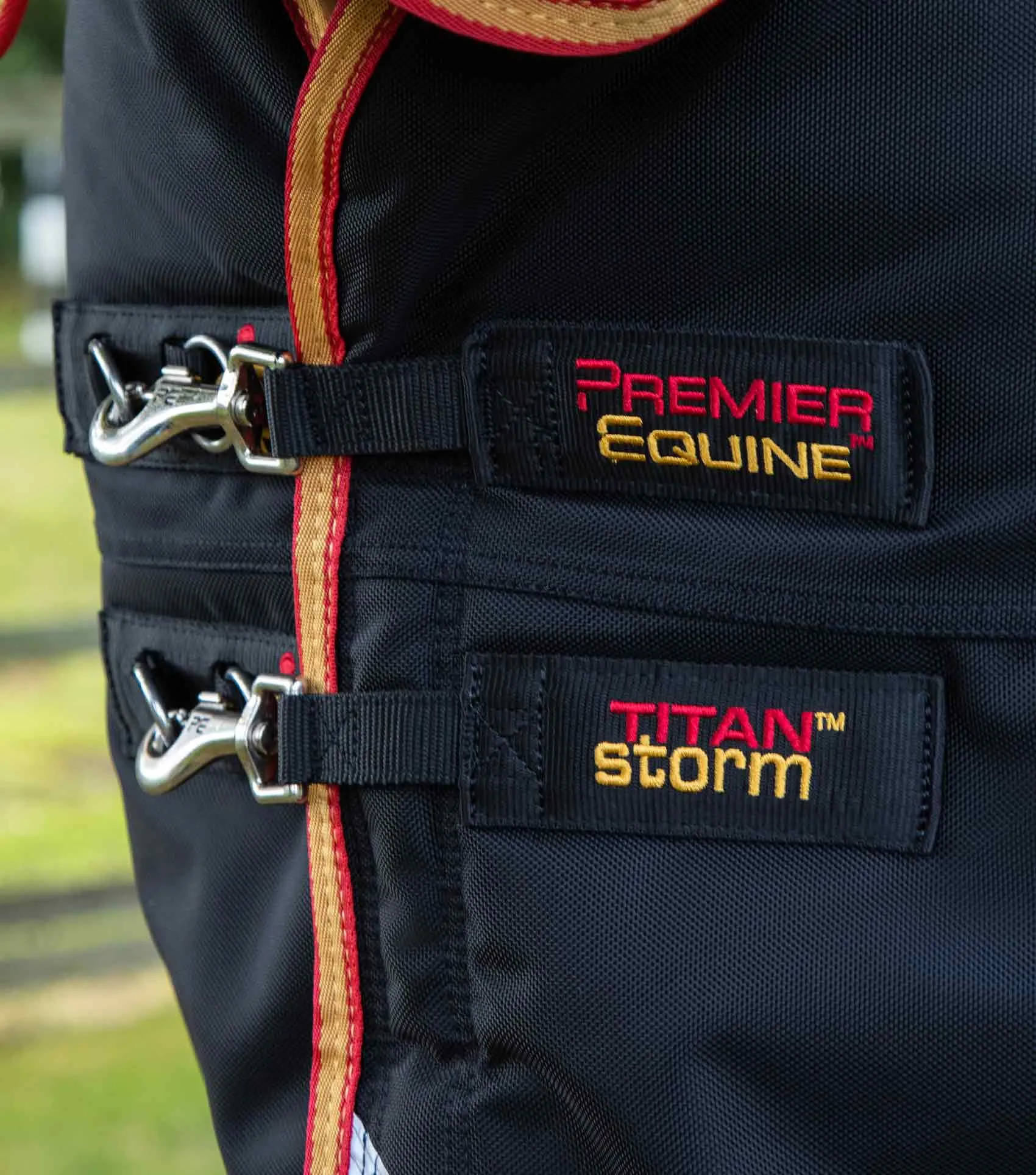 Titan Storm 450g Combo Turnout Rug with Snug-Fit Neck Black